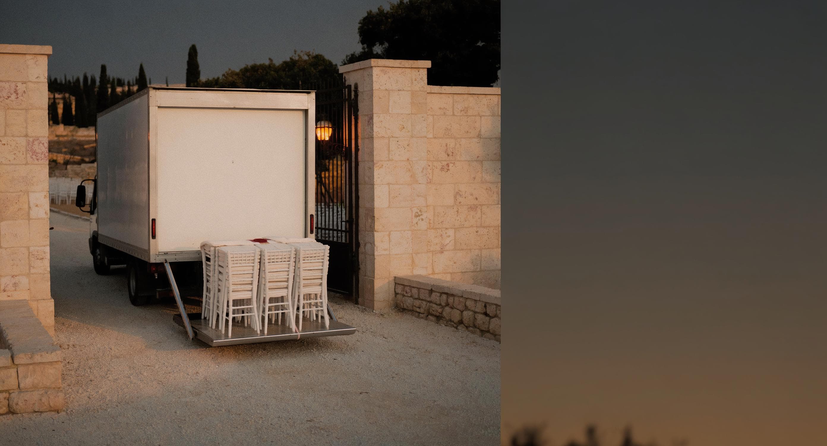 הובלת ציוד לאירועים — משאיות, פריקה ואיסוף מדרזנר