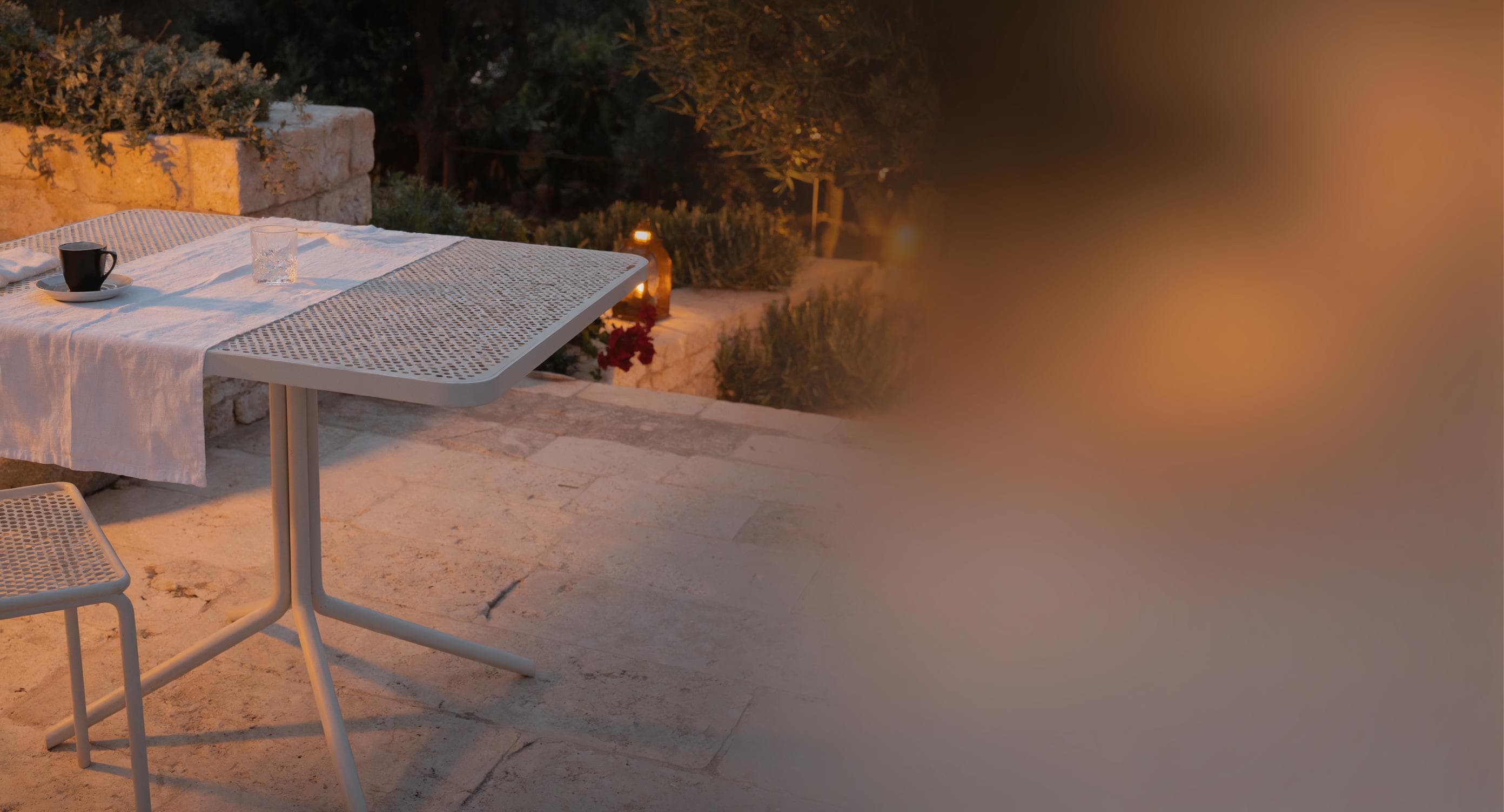 השכרת שולחן בית קפה לאירועים וגנים